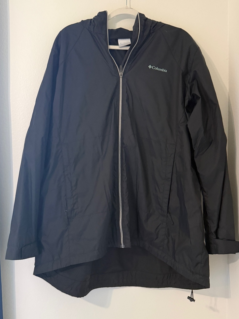 Columbia Black Hooded Lined Windbreaker with Silver Zipper Accent